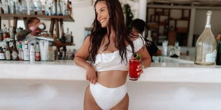 Alldaynews.gr Χριστίνα Μπόμπα: Έδειξε νέα φωτογραφία με τις ραγάδες στην κοιλιά