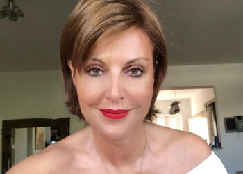 Η 54χρονη Αλεξάνδρα Παλαιολόγου ποζάρει με μαγιό και εντυπωσιάζει (φωτο)