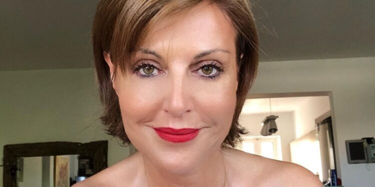 Η 54χρονη Αλεξάνδρα Παλαιολόγου ποζάρει με μαγιό και εντυπωσιάζει (φωτο)