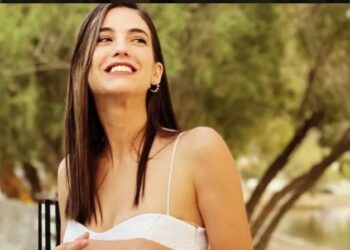 Αναστασία Παντούση: Ποζάρει τόπλες στην παραλία και ”ρίχνει” το Instagram!