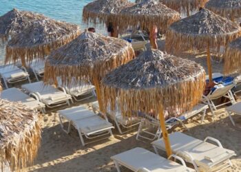 Alldaynews.gr Άφησε στην ξαπλώστρα της Ψαρρούς κοσμήματα αξίας 125.000 ευρώ και έγιναν… καπνός