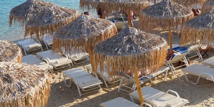 Alldaynews.gr Άφησε στην ξαπλώστρα της Ψαρρούς κοσμήματα αξίας 125.000 ευρώ και έγιναν… καπνός