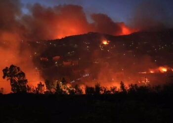 Φωτιά στην Πεντέλη: Μαίνεται σε Ντράφι και Ανθούσα-Στη μάχη και ο Στρατός