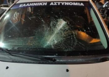 Θεσσαλονίκη: Επίθεση σε αστυνομικούς στη Μενεμένη – Έσπασαν περιπολικό – Τραυματίστηκε ο ένας (φωτο)