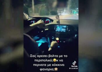 Σάλος με βίντεο από περιπολικό της ΕΛ.ΑΣ – Περνάει τα κόκκινα με γυναίκες στο πίσω κάθισμα