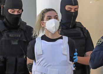 Ρούλα Πισπιρίγκου-Άλλος άνθρωπος: Το απόκοσμο, καρφωμένο στο κενό βλέμμα της, όταν έφυγε από την Ευελπίδων[Φωτογραφίες]