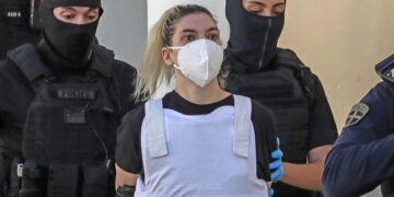 Ρούλα Πισπιρίγκου-Άλλος άνθρωπος: Το απόκοσμο, καρφωμένο στο κενό βλέμμα της, όταν έφυγε από την Ευελπίδων[Φωτογραφίες]