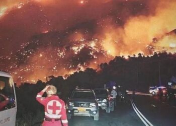 Κρήτη: Πύρινη «κόλαση» στις Μέλαμπες – Τραυματίστηκε πυροσβέστης – Αρνούνται να εκκενώσουν οι κάτοικοι (φωτο, video)