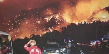 Κρήτη: Πύρινη «κόλαση» στις Μέλαμπες – Τραυματίστηκε πυροσβέστης – Αρνούνται να εκκενώσουν οι κάτοικοι (φωτο, video)