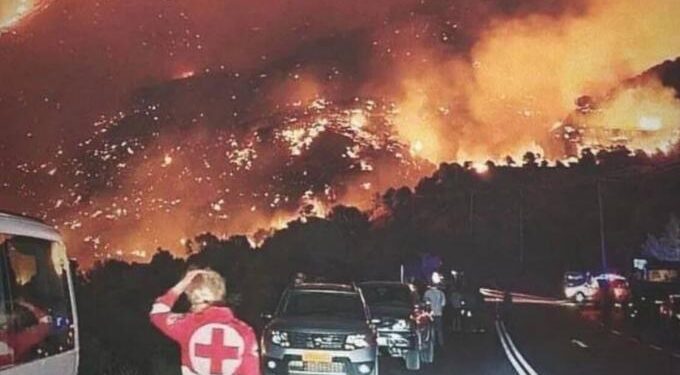 Κρήτη: Πύρινη «κόλαση» στις Μέλαμπες – Τραυματίστηκε πυροσβέστης – Αρνούνται να εκκενώσουν οι κάτοικοι (φωτο, video)