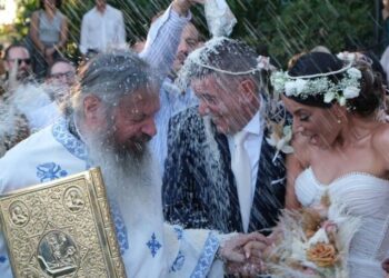 Ρέβη – Σκουλούδης: «Βροχή» το ρύζι στο γάμο τους! Βγαλμένο από άλλη εποχή το υπέροχο νυφικό