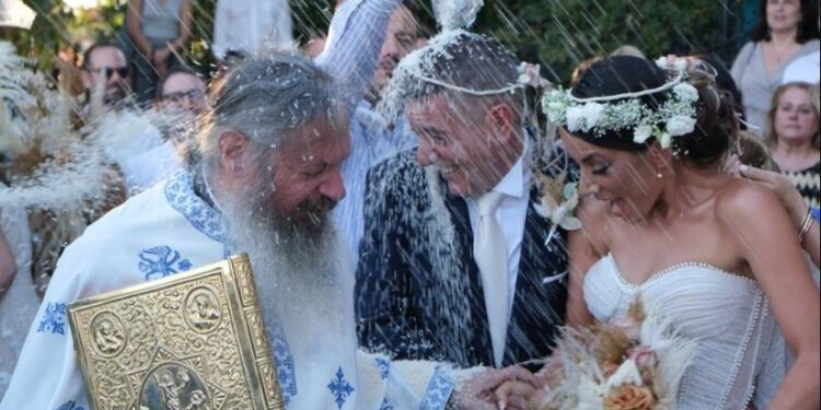 Alldaynews.gr Ρέβη – Σκουλούδης: «Βροχή» το ρύζι στο γάμο τους! Βγαλμένο από άλλη εποχή το υπέροχο νυφικό