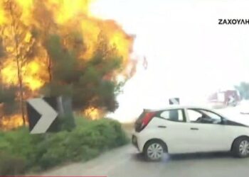 Φωτιά στα Μέγαρα: Λίγο έλειψε να κάψει το συνεργείο του ΣΚΑΪ (video)