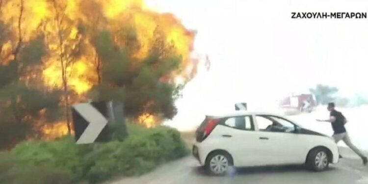 Φωτιά στα Μέγαρα: Λίγο έλειψε να κάψει το συνεργείο του ΣΚΑΪ (video)