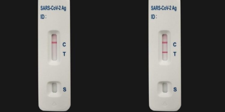 Όμικρον 4-5: Αυτά είναι τα σημάδια στο σώμα που φωνάζουν ότι κόλλησες ακόμα κι αν το τεστ σου είναι αρνητικό