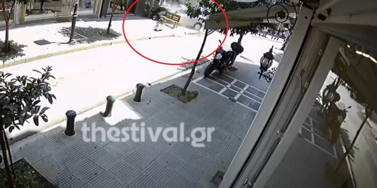 Θεσσαλονίκη: Βίντεο με την τρομακτική πορεία οδηγού ΙΧ που κατέληξε μέσα σε μαγαζί – Τον μάζεψε το ΕΚΑΒ (vid)