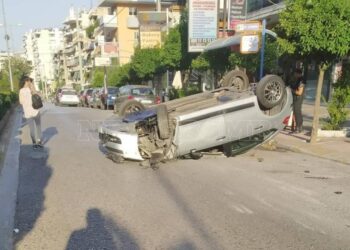 Τρομακτικό τροχαίο στο Γαλάτσι: Τούμπαρε το αυτοκίνητο στη μέση του δρόμου (φωτο)