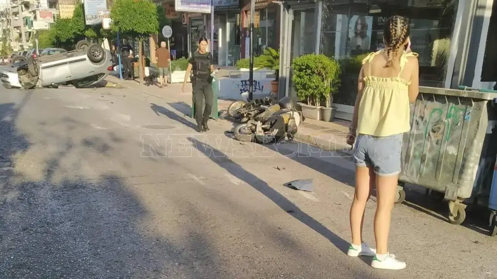 Τρομακτικό τροχαίο στο Γαλάτσι: Τούμπαρε το αυτοκίνητο στη μέση του δρόμου (φωτο)