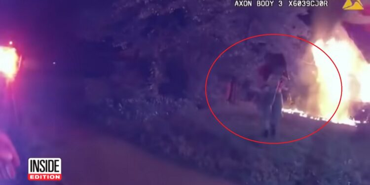 Alldaynews.gr Ντελιβεράς έσωσε πέντε άτομα μέσα από φωτιά: Μπήκε δύο φορές στις φλόγες – Παρέδωσε το παιδί και λιποθύμησε (video)