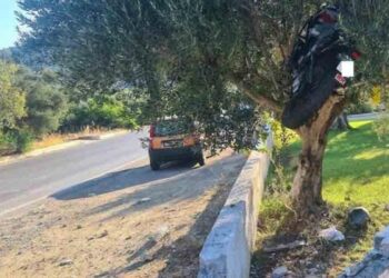 Απίστευτο τροχαίο: Μηχανή πετάχτηκε πάνω σε ελαιόδεντρο! (φωτο)