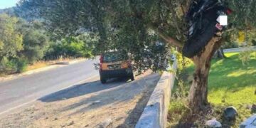 Απίστευτο τροχαίο: Μηχανή πετάχτηκε πάνω σε ελαιόδεντρο! (φωτο)