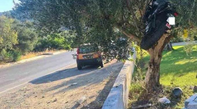 Απίστευτο τροχαίο: Μηχανή πετάχτηκε πάνω σε ελαιόδεντρο! (φωτο)