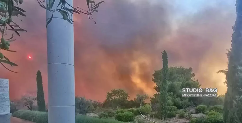 Στις φλόγες πολυτελές ξενοδοχείο, στην παραλία ο κόσμος μετά την εκκένωση του ξενοδοχείου (φωτο, video)