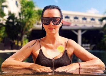 Ζενεβιέβ Μαζαρί: Ποζάρει με μαύρο μαγιό και αναστατώνει![photo]