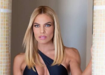 Ιωάννα Μαλέσκου: Πήγε θάλασσα και μας δείχνει τους κοιλιακούς της (φωτο)