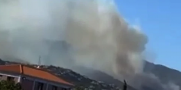 Μεγάλη φωτιά στη Πεντέλη: Δύο πύρινα μέτωπα προς Ντράφι και Νταού, πνέουν θυελλώδεις άνεμοι – Συναγερμός από το 112 [video]