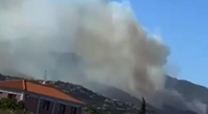 Μεγάλη φωτιά στη Πεντέλη: Δύο πύρινα μέτωπα προς Ντράφι και Νταού, πνέουν θυελλώδεις άνεμοι – Συναγερμός από το 112 [video]