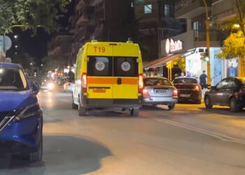 Alldaynews.gr Θεσσαλονίκη: Μητέρα 2 ανήλικων πήδηξε στο κενό από μπαλκόνι – Μάχη από το ΕΚΑΒ (video)