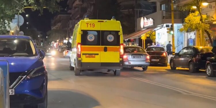 Alldaynews.gr Θεσσαλονίκη: Μητέρα 2 ανήλικων πήδηξε στο κενό από μπαλκόνι – Μάχη από το ΕΚΑΒ (video)