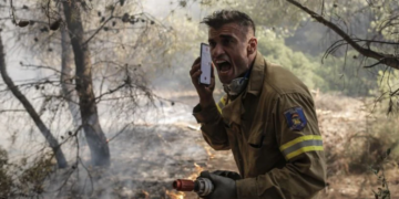 Συγκλονίζει εποχικός πυροσβέστης που έδωσε άνιση μάχη με τις φλόγες στην Παλλήνη: «Κάνουμε και 3η δουλειά για να ζήσουμε…»!