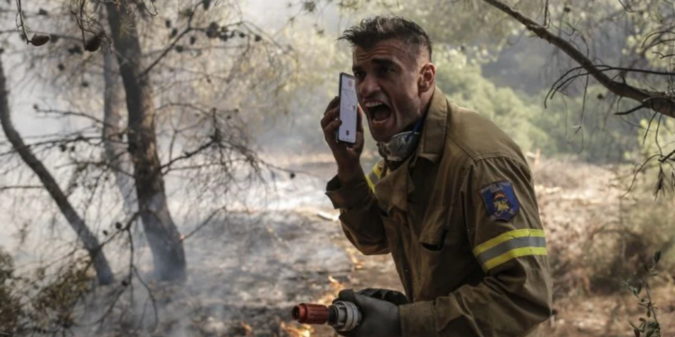 Συγκλονίζει εποχικός πυροσβέστης που έδωσε άνιση μάχη με τις φλόγες στην Παλλήνη: «Κάνουμε και 3η δουλειά για να ζήσουμε…»!