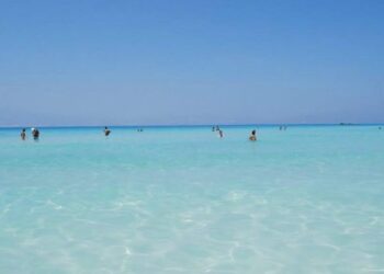 Απαγόρευση παραμονής για να σωθεί το νησί: Στη Χαβάη της Ελλάδας φέτος δεν πατάς, μόνο κοιτάς και κολυμπάς (φωτο)