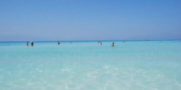 Alldaynews.gr Απαγόρευση παραμονής για να σωθεί το νησί: Στη Χαβάη της Ελλάδας φέτος δεν πατάς, μόνο κοιτάς και κολυμπάς (φωτο)