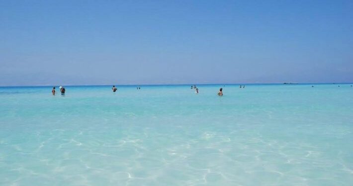 Alldaynews.gr Απαγόρευση παραμονής για να σωθεί το νησί: Στη Χαβάη της Ελλάδας φέτος δεν πατάς, μόνο κοιτάς και κολυμπάς (φωτο)