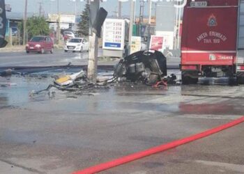 Alldaynews.gr Νταλίκα εκτός ελέγχου έπεσε σε βενζινάδικο και προκάλεσε φωτιά (video)