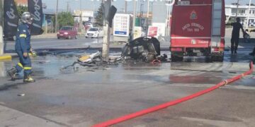 Alldaynews.gr Νταλίκα εκτός ελέγχου έπεσε σε βενζινάδικο και προκάλεσε φωτιά (video)