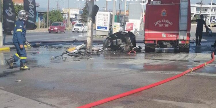 Alldaynews.gr Νταλίκα εκτός ελέγχου έπεσε σε βενζινάδικο και προκάλεσε φωτιά (video)