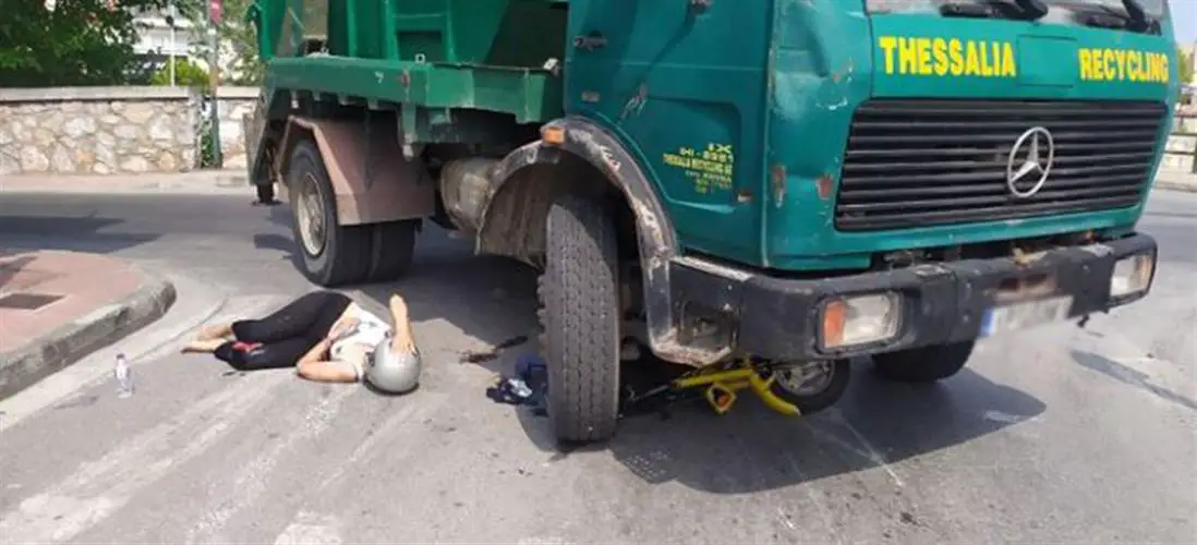 Σοκαριστικό τροχαίο στο Βόλο: Φορτηγό έσερνε γυναίκα κάτω από τις ρόδες (φωτο)