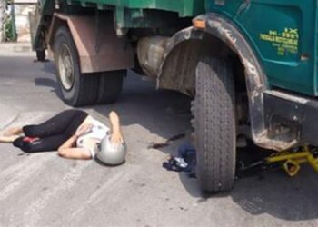 Σοκαριστικό τροχαίο στο Βόλο: Φορτηγό έσερνε γυναίκα κάτω από τις ρόδες (φωτο)