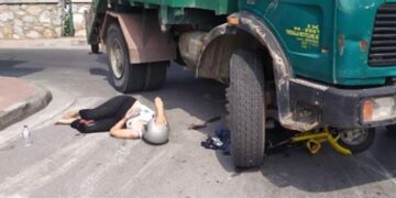 Alldaynews.gr Σοκαριστικό τροχαίο στο Βόλο: Φορτηγό έσερνε γυναίκα κάτω από τις ρόδες (φωτο)