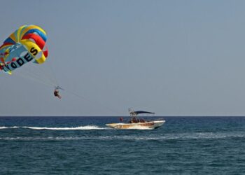 Τραγωδία στα Σύβοτα: Νεκρή κοπέλα που έκανε αλεξίπτωτο θαλάσσης – Έσπασε ο ιμάντας