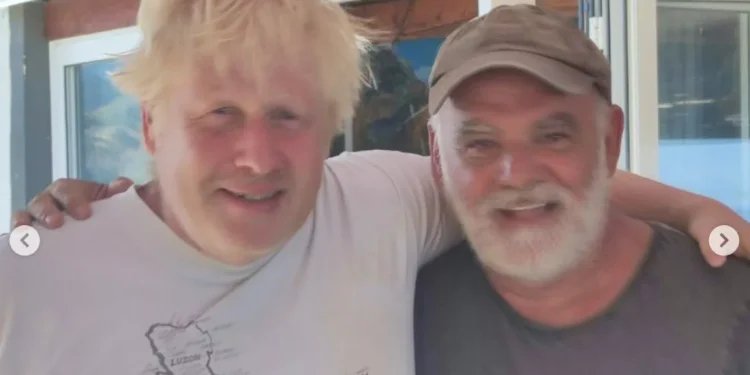 Alldaynews.gr Μπόρις Τζόνσον: Ήπιε… ουζάκι στην Εύβοια με τον Κώστα Μυλωνά, το άλλοτε «παιδί της νύχτας»