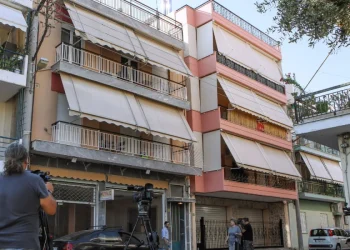 Alldaynews.gr Έγκλημα στο Περιστέρι: Πάλεψε με τον δολοφόνο της η 17χρονη - Της έκλεισε μύτη και στόμα