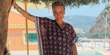 Τζένη Μπότση: Η ηθοποιός χορεύει σε πανήγυρι στην Ικαρία