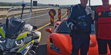 Alldaynews.gr Αστυνομικός και παραβάτης έβγαλαν φωτογραφία για να θυμούνται την κλήση των 230 km/h!