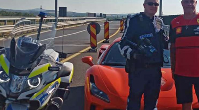 Alldaynews.gr Αστυνομικός και παραβάτης έβγαλαν φωτογραφία για να θυμούνται την κλήση των 230 km/h!